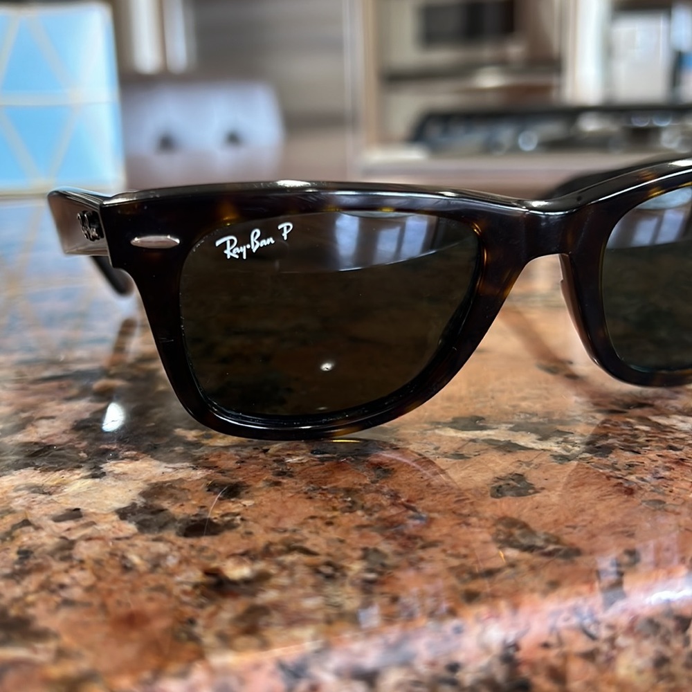 Women’s Wayfarer Ray Ban Polarized Sunglasses - Picture 6 of 9